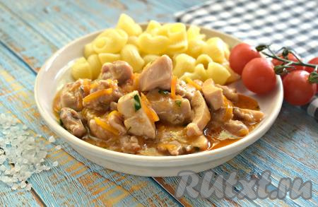 Гуляш из куриных бёдер получается вкусным, сочным, аппетитным, к столу подаём его с гарниром (я подала с макаронами).