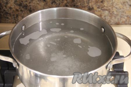 Поставить кастрюлю с водой и сахаром на огонь, довести до кипения.