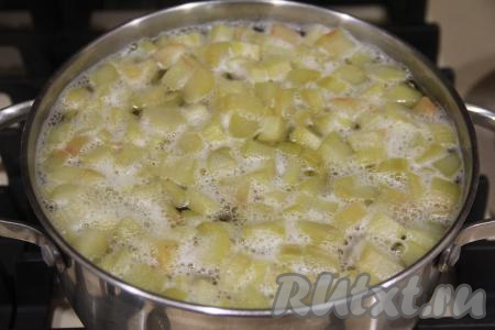 Варить компот из ревеня с момента закипания 10 минут на небольшом огне. Затем снять с огня, полностью остудить и процедить.&nbsp;