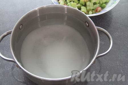 В кастрюлю всыпать сахар, влить 2 литра воды.