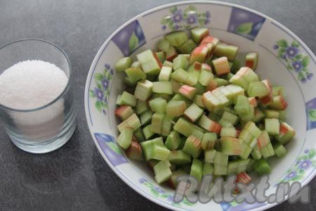 Снять тонкую плёночку, покрывающую стебли ревеня. Промыть стебли ревеня, нарезать на кубики.