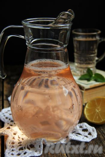 Вот так достаточно просто можно сварить в меру сладкий, отлично утоляющий жажду&nbsp;компот из ревеня с сахаром. Отличный напиток для жаркого дня, попробуйте!