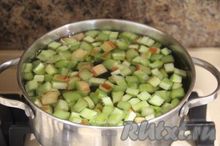 В закипевшую воду с сахаром всыпать кубики ревеня.