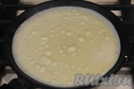 Сковороду (я взяла сковороду диаметром 20 сантиметров) хорошо разогреть. Маслом я сковороду перед выпечкой блинов не смазывала, мне хватило масла в тесте, но тут всё зависит от качества поверхности вашей сковороды. Влить на раскалённую сковородку половник теста, распределяя его равномерно по сковороде. 