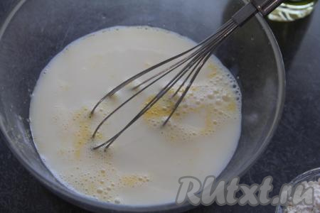 В смесь из перепелиных яиц влить молоко, перемешать венчиком.
