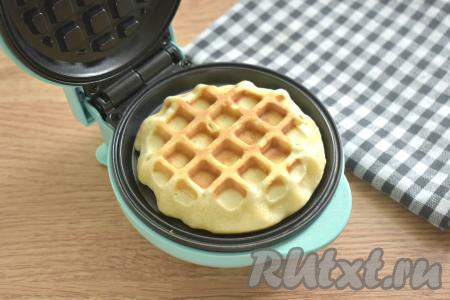Выпекаем вафлю до подрумянивания (ориентировочно в течение 5-6 минут).
