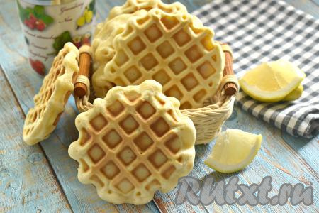 Венские вафли, замешанные на маргарине, получились мягкими, пышными, в меру сладкими, к столу их подаём со сгущёнкой, вареньем или джемом.