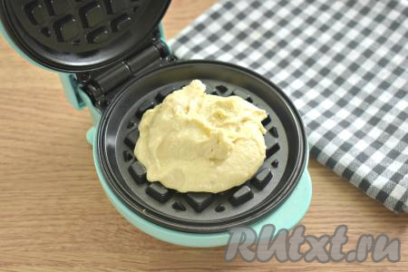 Панели электровафельницы смазываем растительным маслом. Когда панели оптимально прогреются, выкладываем 2 столовых ложки теста, закрываем вафельницу.