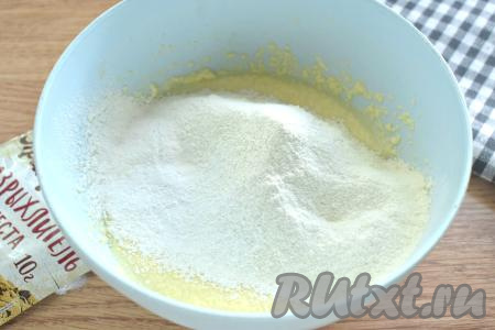 В получившуюся массу просеиваем муку вместе с разрыхлителем, перемешиваем венчиком.