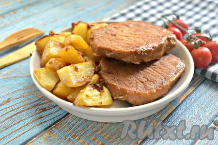 И отбивные из свинины, и картошка, запечённые в духовке, получились мягкими, сочными, вкусными, к столу подаём, дополнив соусом.