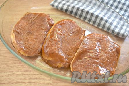 Замаринованные кусочки свинины выкладываем в один слой в жаропрочную форму для запекания.