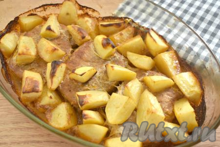 Запекаем отбивные из свинины с картошкой в духовке минут 45-50 при температуре 180 градусов. Время указано ориентировочно, ведь духовки у всех разные. Картошка и мясо должно стать мягкими (легко прокалываться ножом).