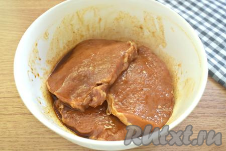 Кусочки свинины заливаем получившимся соусом, тщательно перемешиваем, покрывая отбивные со всех сторон соусом, и оставляем мариноваться на час. За это время кусочки свинины 2-3 раза переворачиваем, чтобы они равномерно замариновались в соусе.