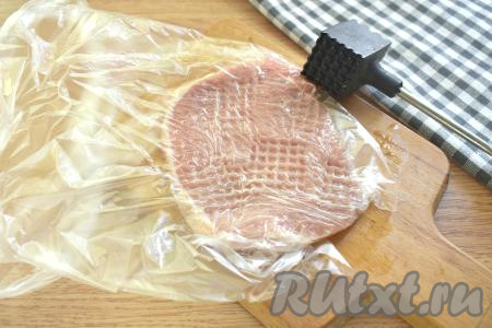 Каждый кусочек свинины поочередно помещаем в целлофановый пакет и слегка отбиваем молоточком для мяса с двух сторон.