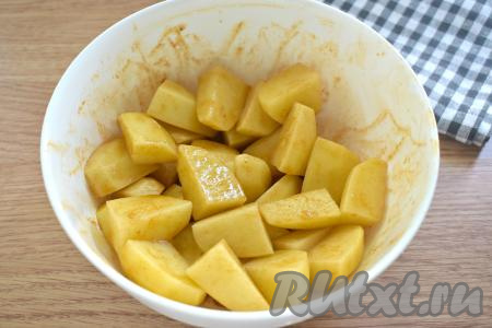 Очищаем картошку, нарезаем на крупные кубики, перекладываем в миску, в которой мариновалось мясо. Добавляем щепотку соли и перемешиваем с оставшимся соусом, покрывая картофель соусом со всех сторон.