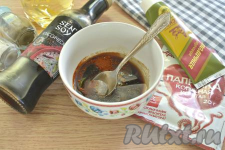 В небольшую миску вливаем растительное масло, соевый соус, лимонный сок, добавляем острую горчицу, чёрный молотый перец, молотую паприку и щепотку соли (соль можно совсем не добавлять, ориентируйтесь на солёность соевого соуса), тщательно перемешиваем получившийся соус.&nbsp;