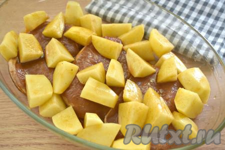 Картошку выкладываем в форму для запекания поверх свинины.