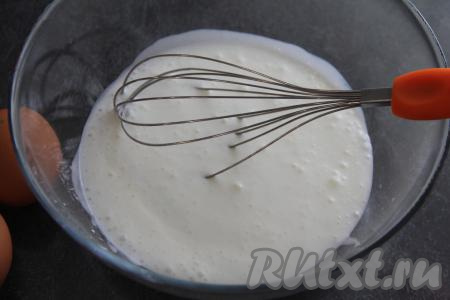 Пока фарш остывает, замесим заливное тесто, для этого в глубокую миску нужно влить кефир, добавить соль и соду, хорошо перемешать венчиком и оставить минут на 5 (за это время сода погасится в кефире и поверхность кефира запенится).