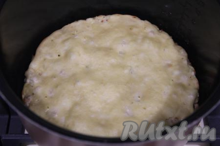 Поместить чашу в мультиварку, закрыть крышку и выставить режим "Выпечка" на 40 минут.&nbsp;