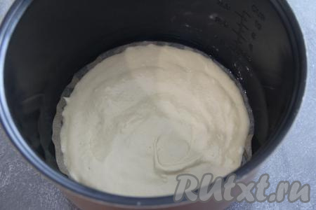 Выложить на дно чаши половину заливного теста.