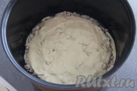 Поверх фарша равномерно выложить оставшееся тесто.