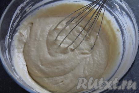 Добавляя муку, учитывайте, что заливное тесто должно получиться однородным, в меру густым, напоминающим по консистенции сметану средней жирности.