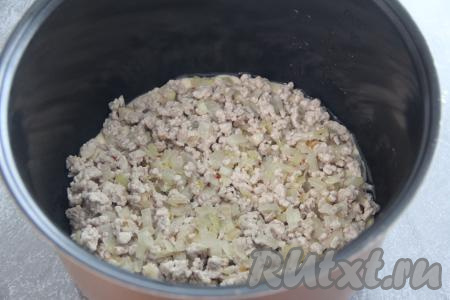 Поверх теста равномерно выложить остывшую начинку из фарша.