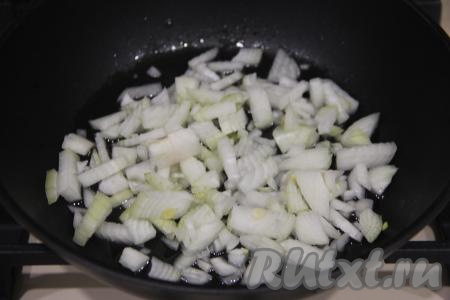 Прежде всего подготовим начинку для пирога. Я начинку готовила на сковороде, можно её приготовить и в мультиварке на режиме "Жарка". На сковороду (или в чашу мультиварки) влить растительное масло, разогреть и выложить мелко нарезанную очищенную луковицу. Обжарить лук на среднем огне (или в мультиварке на режиме "Жарка") до прозрачности (в течение 4-5 минут), периодически перемешивая.&nbsp;