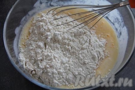 Всыпать муку.&nbsp;