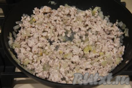 Сковороду с готовым фаршем убрать с огня (или, выключив мультиварку, переложить фарш из чаши на тарелку, а чашу вымыть и обсушить). Дать фаршу остыть.