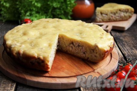 Заливной пирог с фаршем достать с помощью чаши для пароварки из мультиварки, переложить на тарелку, дать немного остыть и, нарезав на кусочки, подать к столу. Такая выпечка, приготовленная из теста, замешанного на кефире, получается мягкой, аппетитной и вкусной. Этот сытный пирог можно подать и к ужину, и в качестве дополнения к чаю.