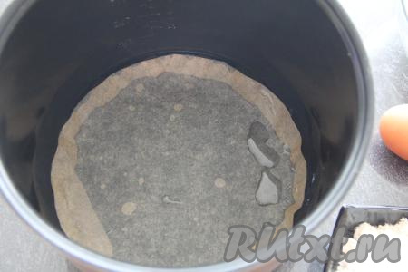 Дно чаши мультиварки застелить пергаментом и смазать растительным маслом.