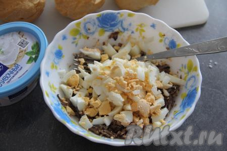 Яйца предварительно отварить в течение 10 минут с момента закипания воды, затем остудить их, почистить и мелко нарезать. Добавить яйца к рыбе.