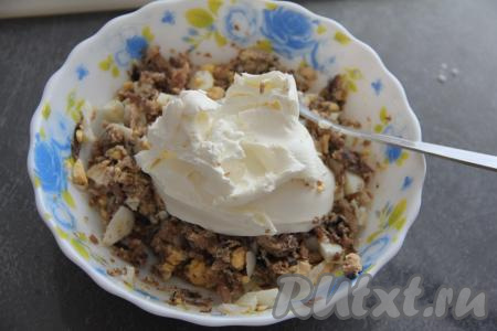 Перемешать яйца со шпротами, затем добавить творожный сыр.