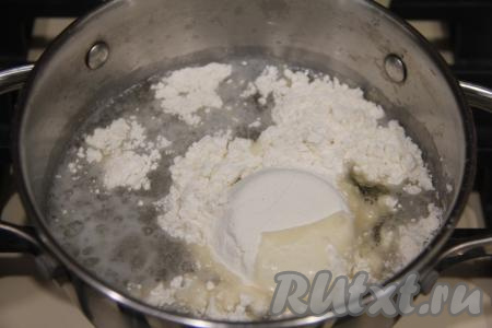 После закипания смеси воды и масла, уменьшив огонь до минимума, всыпать в кастрюлю муку, быстро перемешать заварную массу ложкой.