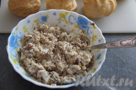 Перемешать рыбно-творожную начинку.