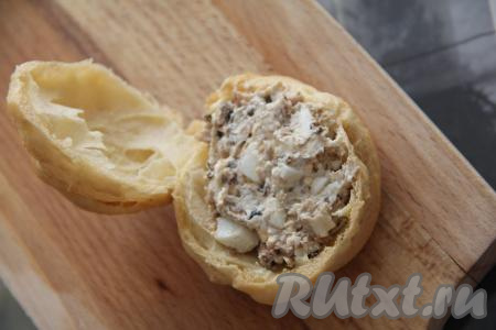 Срезать верхушки у профитролей. Выложить начинку (я выкладывала по 2 чайных ложки) в чашечку каждого профитроля.