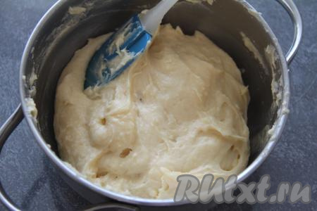 Заварное тесто должно получиться тягучим, не очень густым, как на фото. Я в процессе замешивания теста добавила 3 достаточно крупных яйца, если вы используете мелкие яйца, тогда для получения нужной консистенции теста, возможно, придётся добавить ещё 1 яйцо.