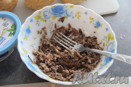 Размять шпроты вилкой. 