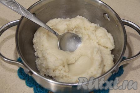 Перемешивать массу до пластичного состояния. Снять кастрюлю с огня оставить остывать минут на 5.