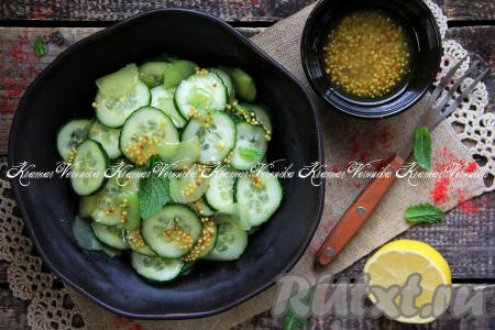 Вкусный, освежающий, сочный салат из ревеня с огурцом сразу подать к столу в качестве дополнения к мясу или различным гарнирам.