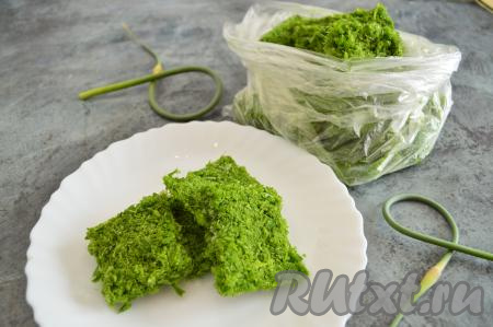 Готовые кубики стрелок чеснока сложить в целлофановый пакет, завязать и убрать на хранение в морозилку. Вот так просто и легко можно заморозить стрелки чеснока. Зимой такую заготовку можно добавлять в процессе приготовления первых и вторых блюд. Я очень люблю добавлять такие кубики в борщи, свекольники, супы-пюре. Благодаря замороженным стрелкам чеснока, блюда получаются особенно аппетитными и ароматными.