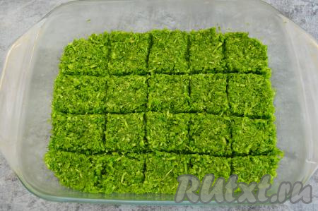 Лопаткой сделать бороздки в слое чеснока, доходя до дна формы, разделив слой на примерно равные квадраты, как на фото. Это делается для того, чтобы можно было потом замороженный слой легко разделить на равные кусочки.