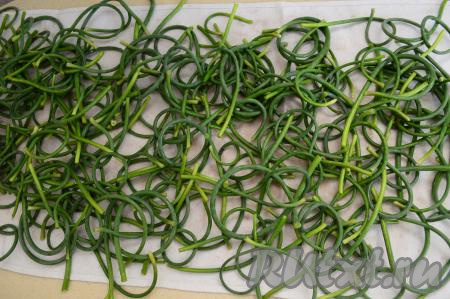 Промыть стрелки под проточной водой, а затем выложить на полотенце и дать им обсохнуть.