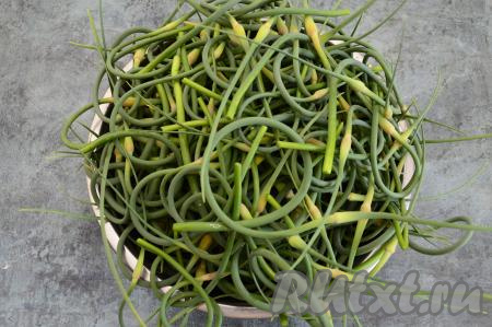 Вот такую миску стрелок чеснока мы собрали с огорода.