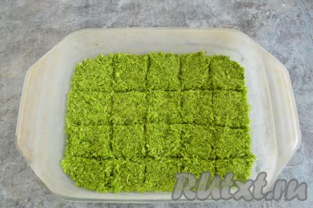 Поставить формы с чесноком в морозилку до полного застывания (я ставлю обычно на ночь). Потом достать формы из морозилки, подождать 3-5 минут, чтобы чеснок стал отделяться от дна формы и пройтись острым ножом по углублениям, разрезая заготовку на равные квадратики.