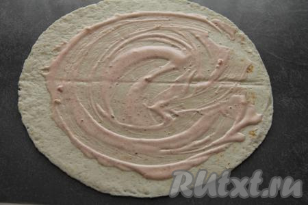 Тортилью смазать частью соуса, отступив немного от края. Из указанного количества ингредиентов мы будем формировать 3 тортильи, поэтому овощи, мясо и соус нужно равномерно разделить на 3 части.