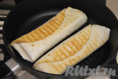 Таким образом собрать все три шаурмы в тортилье с курицей. Выкладывать шаурму швом вниз на сковороду (я жарила на сковороде гриль), слегка смазанную растительным маслом. Обжарить шаурму с двух сторон до румяности (примерно, по 2 минуты с каждой стороны) на среднем огне. Можно пожарить шаурму и на решётке на мангале.