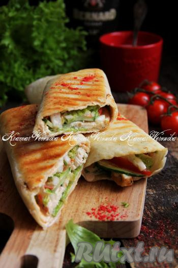 Аппетитную, очень вкусную шаурму с курицей, завёрнутую в тортилью, подать к столу в тёплом виде.