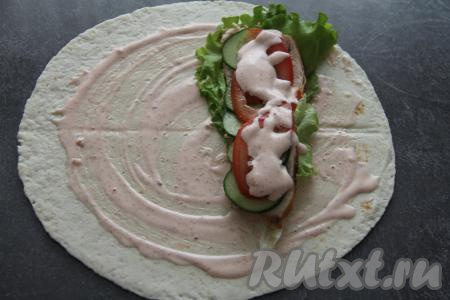 Полить овощи соусом.